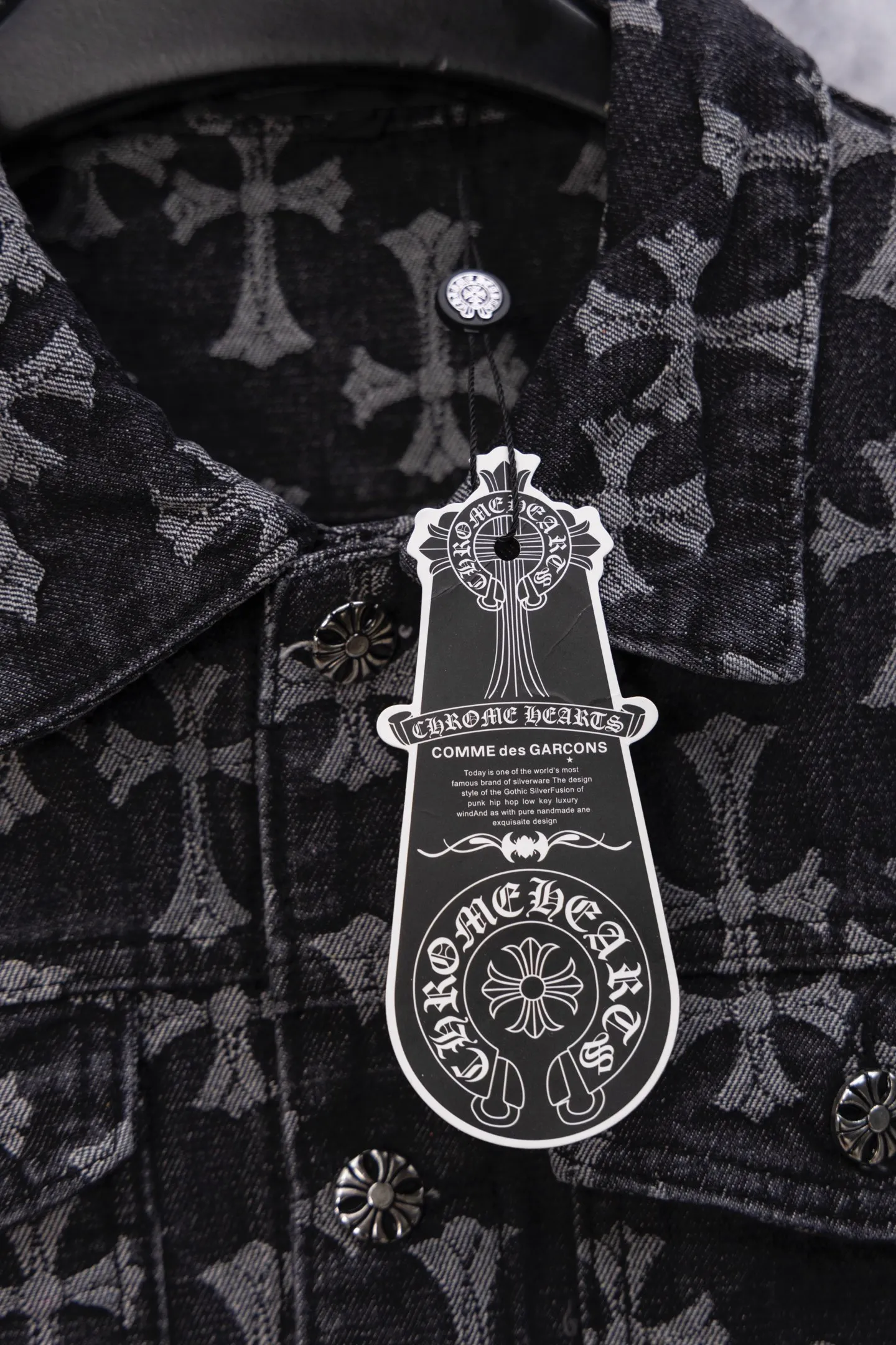 P240 Chrome Hearts CH Chrome Hearts double-sided all-over LOGO jacquard dark pattern heavy-duty denim jacket jeans denim suit same style as the Internet celebrity star's cross-printed denim jacket jeans, the unique cross design element plus all-over printing, full of design sense. It is made of 100% denim cotton fabric with heavy coarse yarn count, which ensures a stiff and tough silhouette while being soft, comfortable and breathable. The lapel is designed with silver buttons and is full of texture. The classic white cross logo is all over the dress, making it a perfect versatile style for spring and summer! Customized jacquard fabric, you can wear it in various styles. This gender-neutral shirt is a must-have for nightclubs. It can be worn as a jacket for both men and women. It can be easily worn by both men and women! The original loose version is made of high-quality pure cotton fabrics. The fabric pattern is high-definition and delicate without burrs. It is comfortable and breathable to wear. All the buttons are molded and customized. It is casual and fashionable and can be matched with any bottoms. It can be windproof and sunproof in spring and summer. It can be worn outside in autumn and winter! Easily concave shape makes you look slimmer and taller, perfect for both men and women! Color: Black Blue Size: Jacket S-XL Pants 28-36